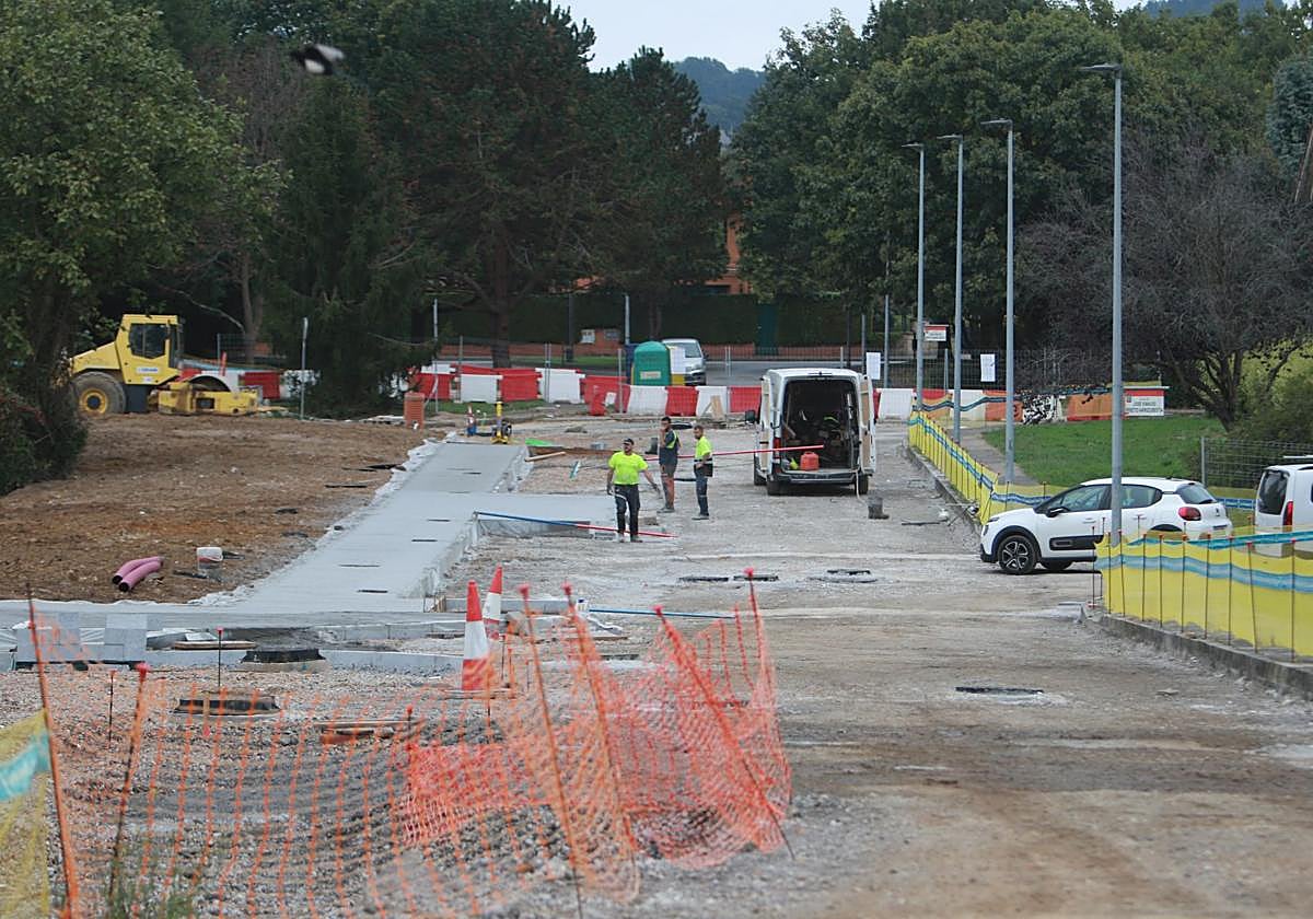 Obras de urbanización de los terrenos en los que se ampliará el Parque Científico Tecnológico de Gijón, junto a la avenida de la Pecuaria, y en los que la Universidad Europea ha adquirido una parcela de más de 10.000 metros cuadrados para implantar su campus.