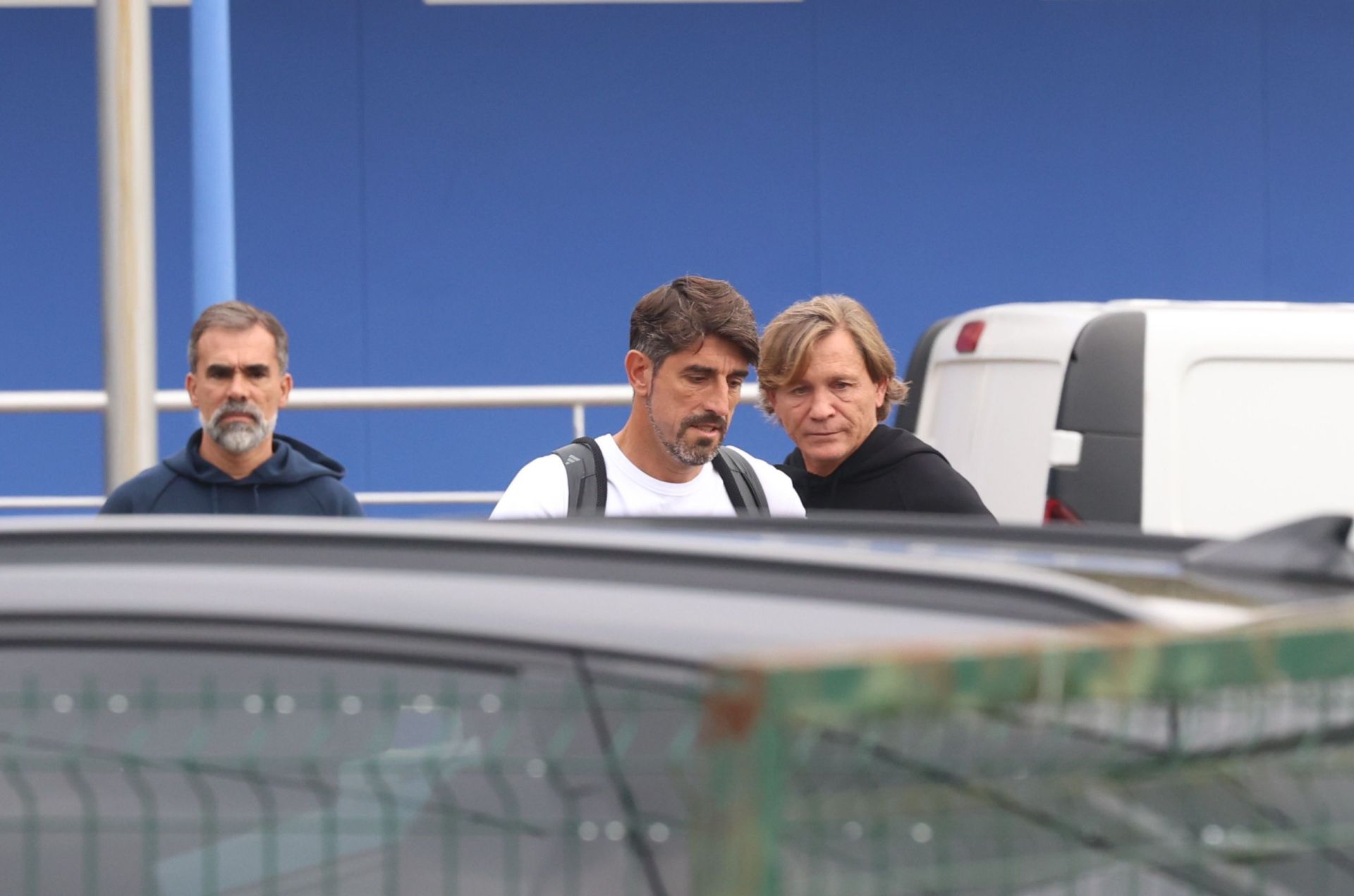 Veljko Paunovic, exentrenador del Real Oviedo, junto a Nuno Gomes y Claudio Arzeno, esta mañana en El Requexón.