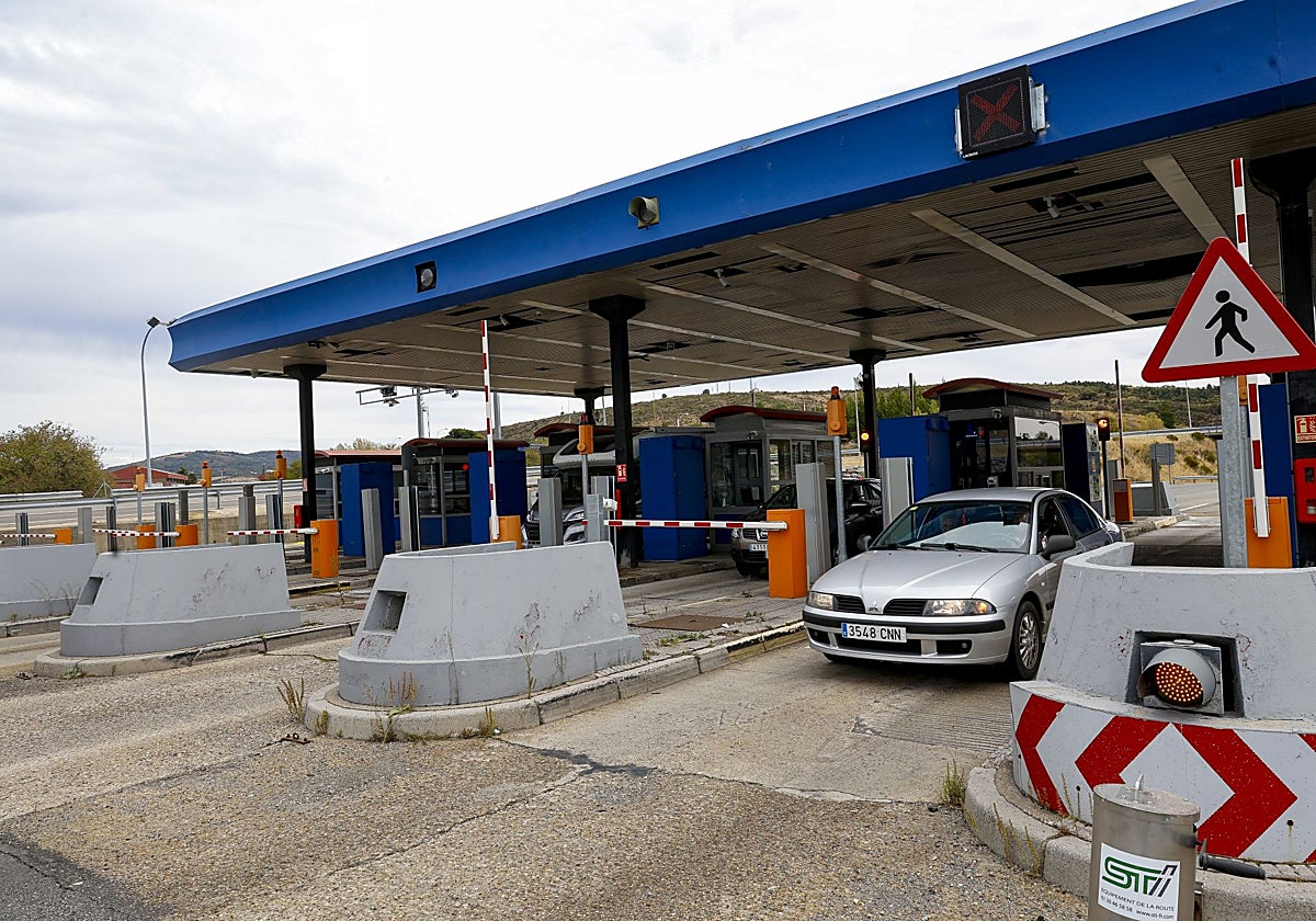 Un turismo supera las cabinas de pago de la autopista del Huerna.