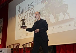 El actor Javier Gutiérrez recogió en la Casa de la Cultura el Premio Homenaje concedido por el Festival Avilés Acción.