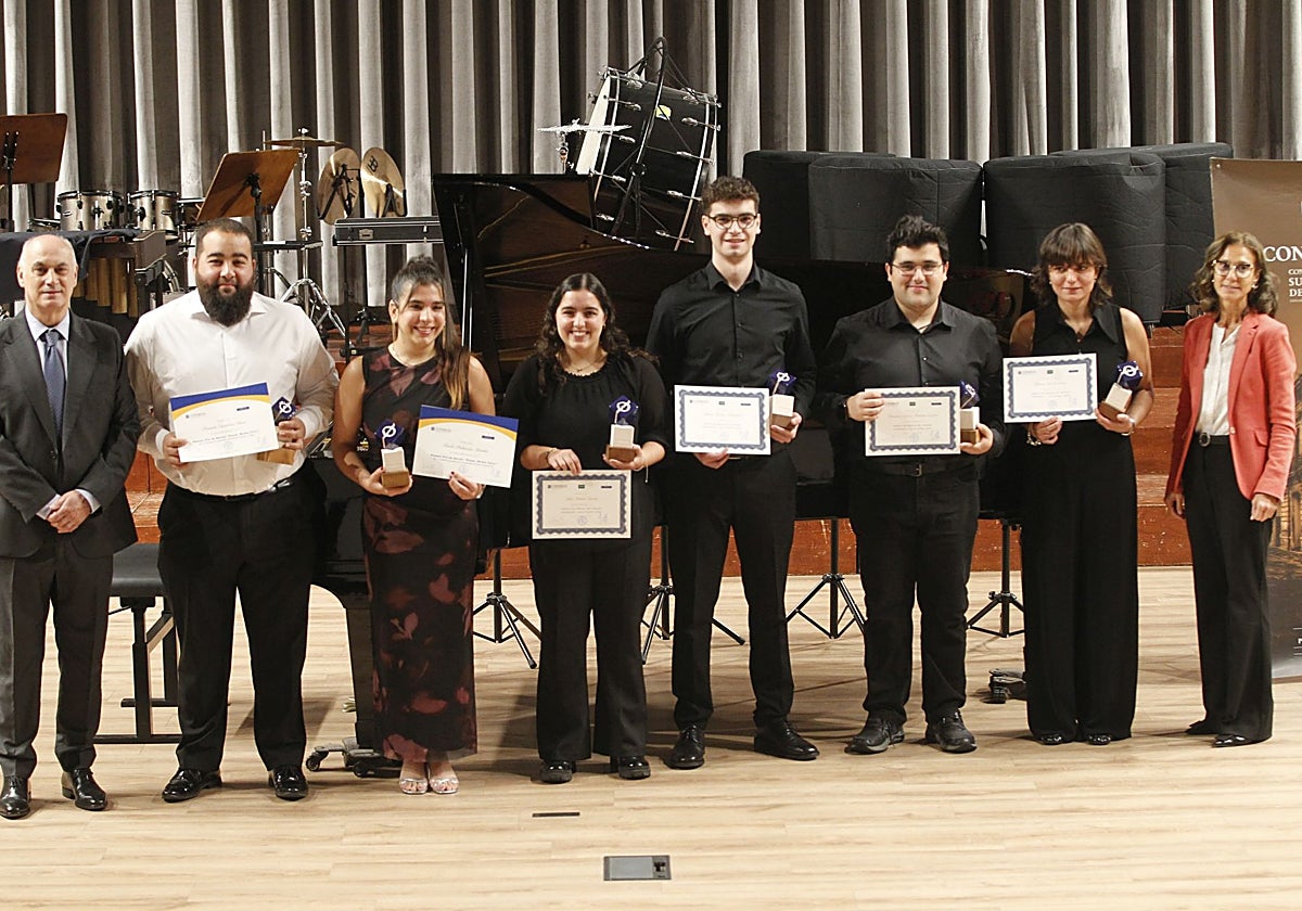 Los premiados Ramón Castelao, Paula Palencia, Lidia Meleiro, Alfonso Huerta y Francisco Javier Ferreras, flanqueados por el director del Conservatorio, Fernando Agüeria, la profesora Julia Segovia y Liliana María Valdés, de Caja Rural