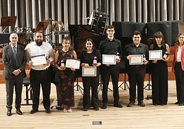 Los premiados Ramón Castelao, Paula Palencia, Lidia Meleiro, Alfonso Huerta y Francisco Javier Ferreras, flanqueados por el director del Conservatorio, Fernando Agüeria, la profesora Julia Segovia y Liliana María Valdés, de Caja Rural
