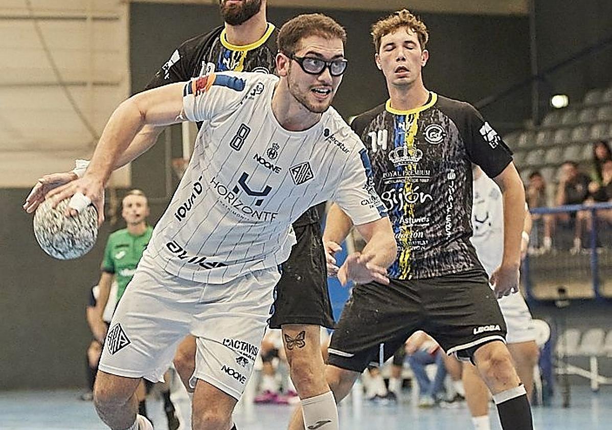 Juan Puig, jugador del Horizonte Atlética, durante el derbi frente al Royal Premium.