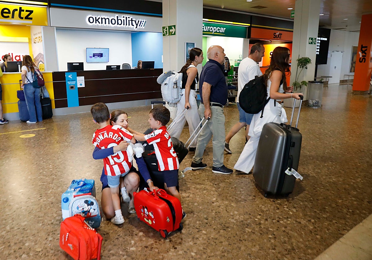 Viajeros en la zona de llegadas del aeropuerto de Asturias.