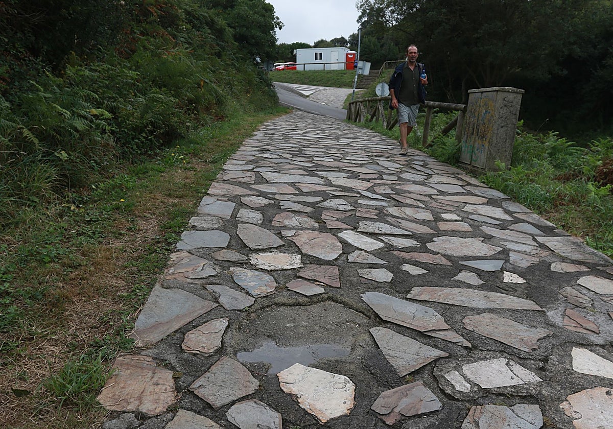 Un tramo del paseo litoral, con algunas piedras del pavimento desprendidas.