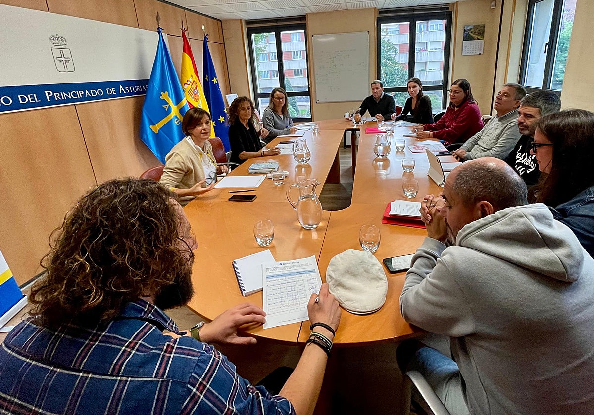 Consejera y representantes sindicales, en la reunión de esta mañana.