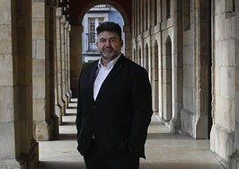 Carlos Sánchez Mato, en la Plaza de España, en su visita a Avilés.