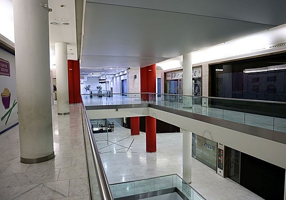 Una vista del estado interior de las instalaciones de la galería del Calatrava durante una visita del Ayuntamiento el año pasado.