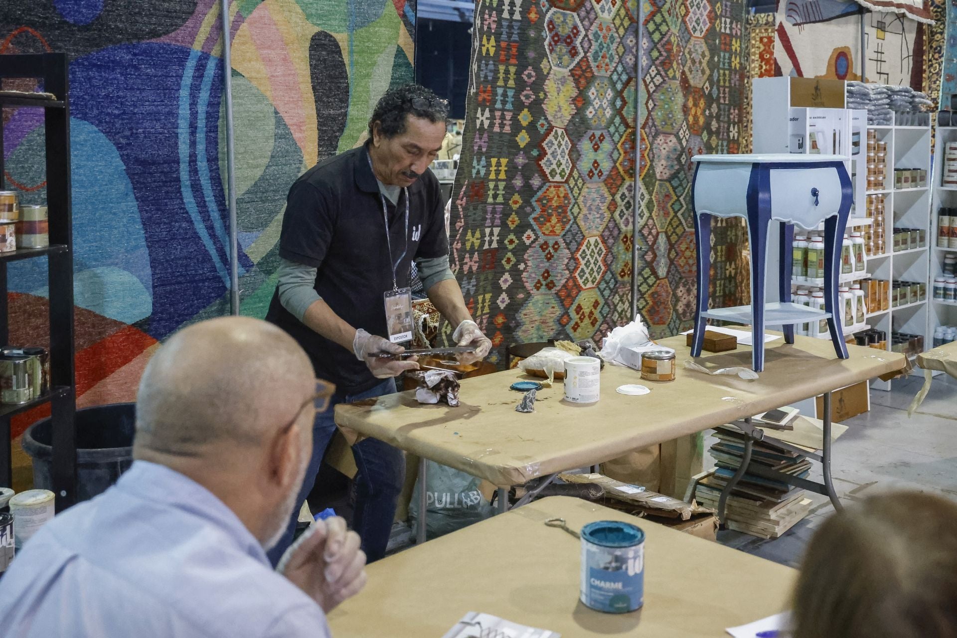 Los objetos más curiosos de la Feria del Desembalaje de Gijón