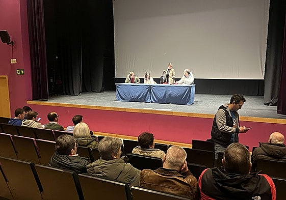 Una de las asambleas extraordinarias de la Sociedad de Festejos de La Pola, el pasado febrero.