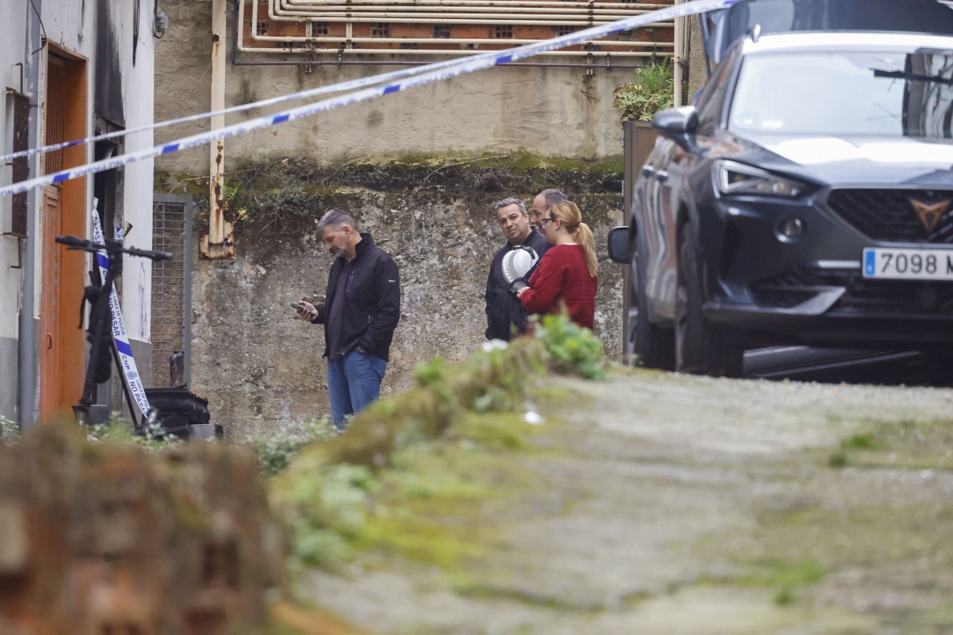 Así inspecciona la Policía la vivienda de la vecina de El Coto tras el incendio