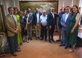 El presidente del Centro Asturiano, Valentín Martínez-Otero, impone la Manzana de Oro a Pablo Martínez, acompañados por Andrés Menéndez, Irene Rodríguez, las cuñadas, hermanos y padre de Pablo Martínez y Pilar Riesco.