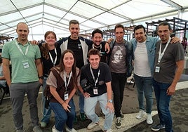 Equipo de comunicación de la empresa minera en el Economato Gourmet, con los músicos Manu y Gastón.