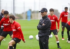 Sonriente.Borja Jiménez sigue con una sonrisa un ejercicio de sus futbolistas en un entrenamiento de esta semana.