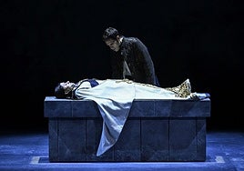 Julieta yace tendida en uno de los momentos finales de esta ópera.