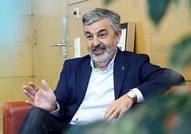 El consejero de Movilidad, Alejandro Calvo, atiende a EL COMERCIO en su despacho.