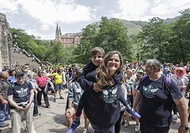La doctora Ana Piera y su hijo, Javi Gómez, en la marcha a Covadonga el pasado mayo