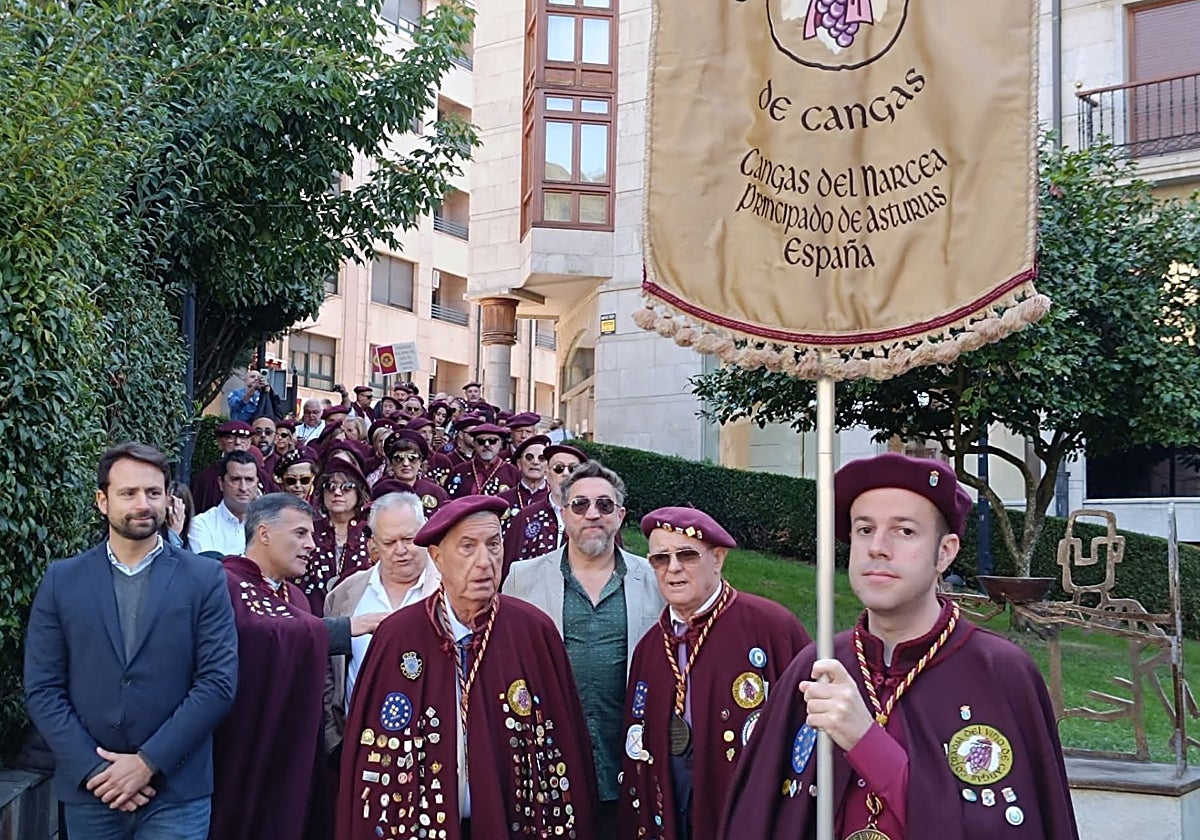 Los cofrades de honor junto a miembros de la Cofradía del Vino de Cangas.