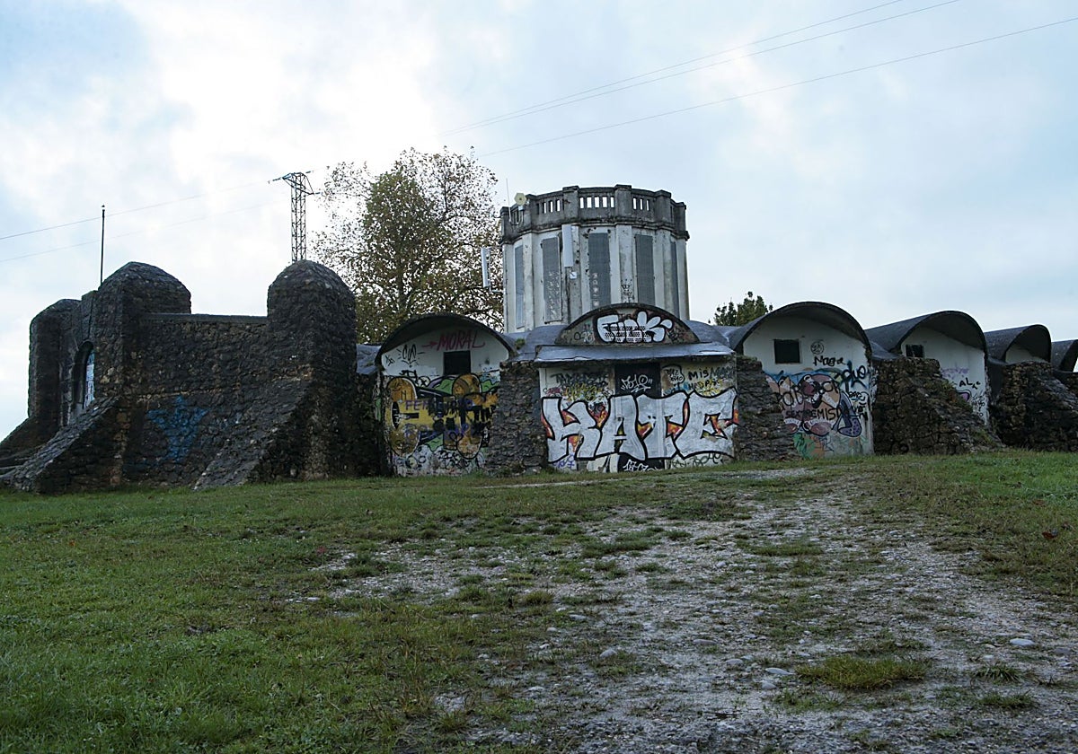 Depósito de agua de Pola de Siero, uno de los que se van a digitalizar.