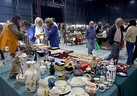 Curiosos y coleccionistas en busca de algún tesoro oculto en la Feria de Desembalaje de Gijón.
