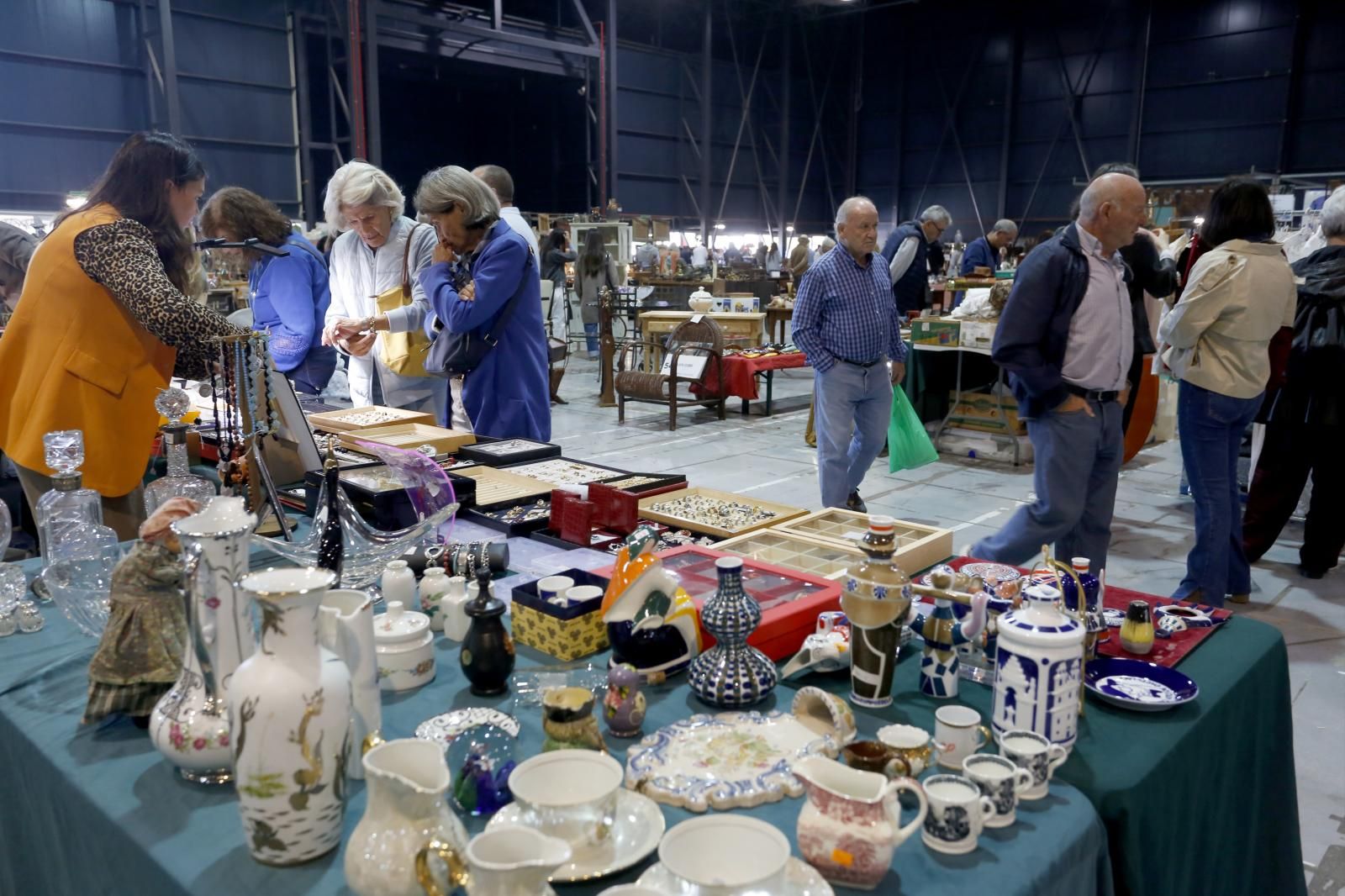 Curiosos y coleccionistas en busca de algún tesoro oculto en la Feria de Desembalaje de Gijón.