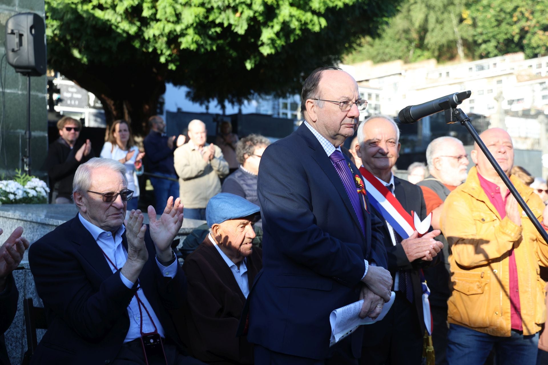 Emotivo homenaje a José Barreiro: «Cumplimos su deseo de regresar a Asturias»