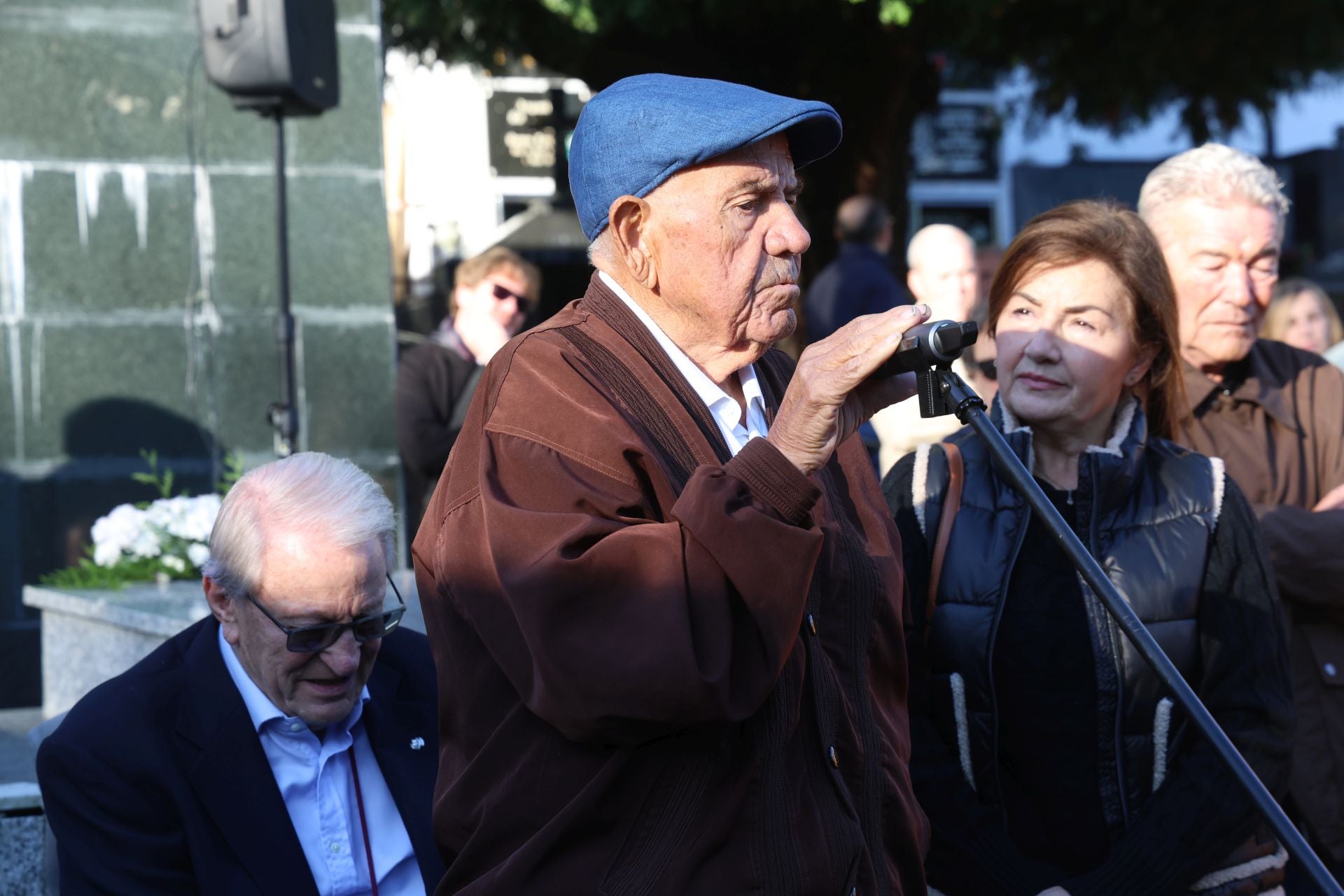 Emotivo homenaje a José Barreiro: «Cumplimos su deseo de regresar a Asturias»