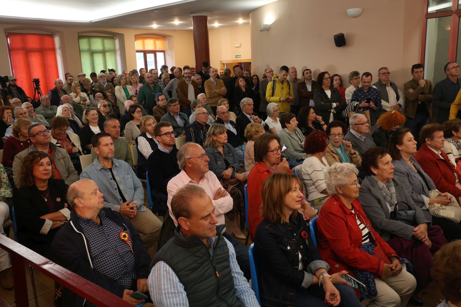 Emotivo homenaje a José Barreiro: «Cumplimos su deseo de regresar a Asturias»