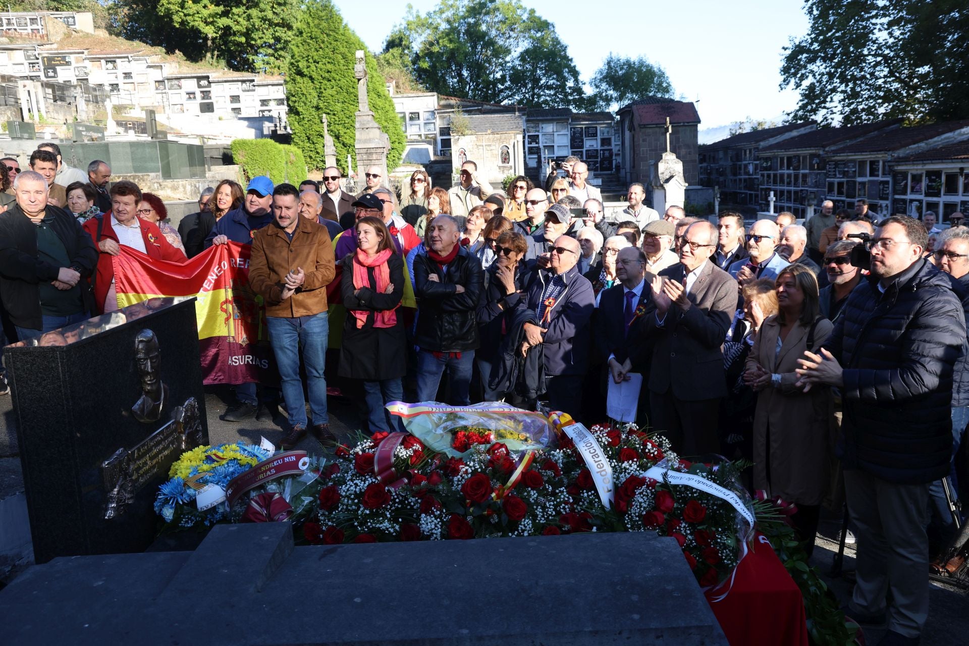 Emotivo homenaje a José Barreiro: «Cumplimos su deseo de regresar a Asturias»