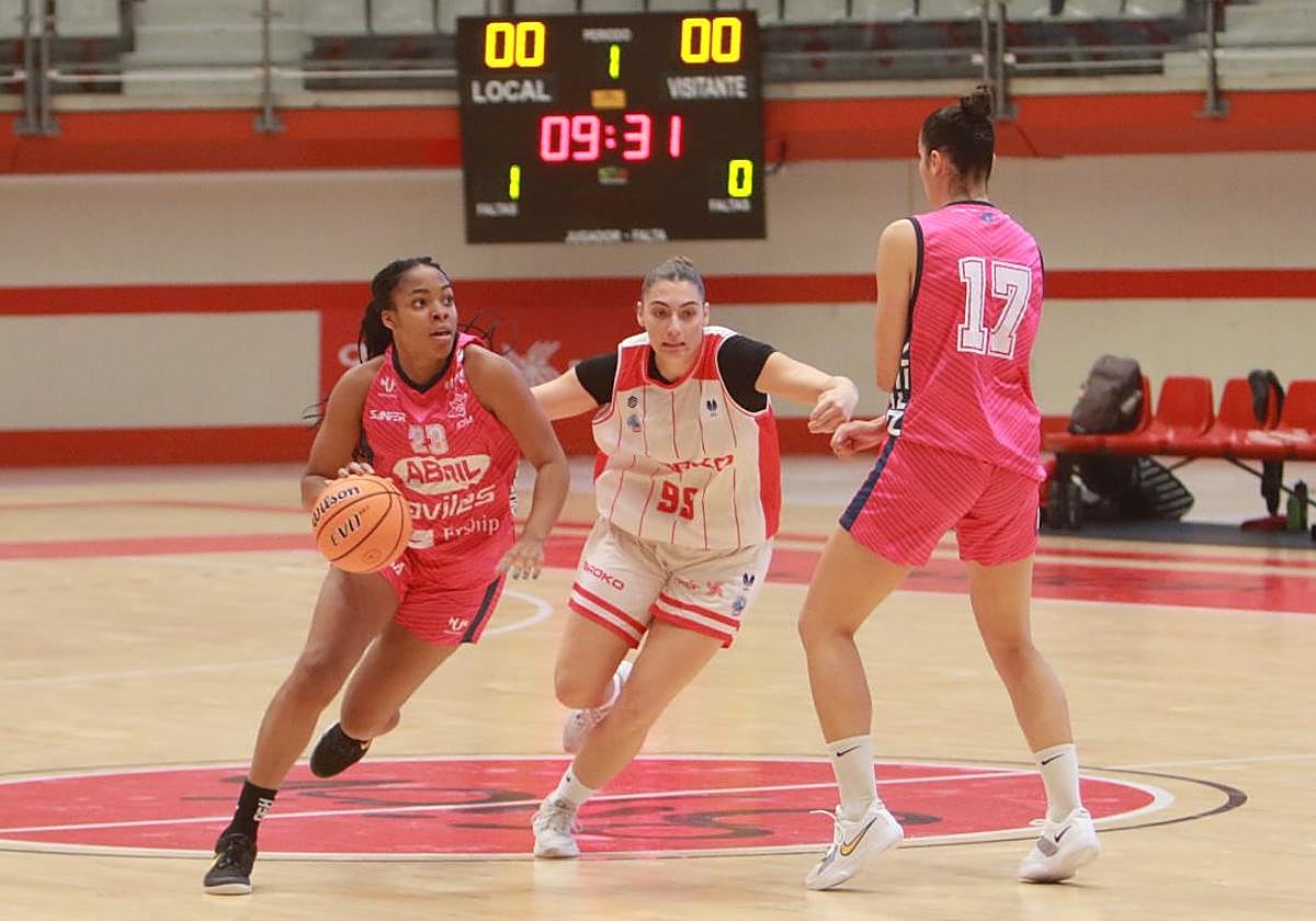 Noemí Ugochuwku sube el balón para el Aceites Abril Adba Sanfer.