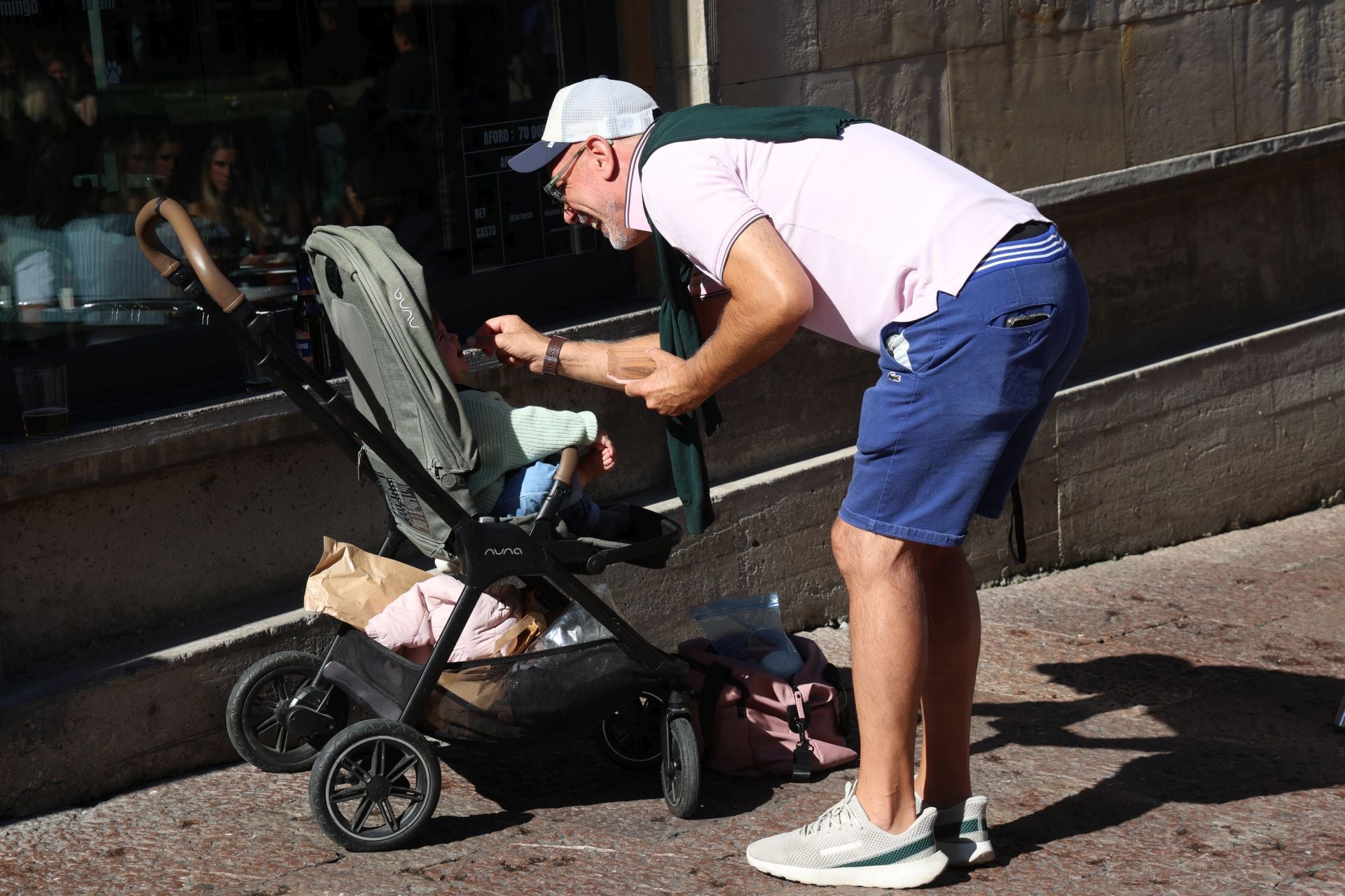 El sol y el puente llenan las calles de Asturias