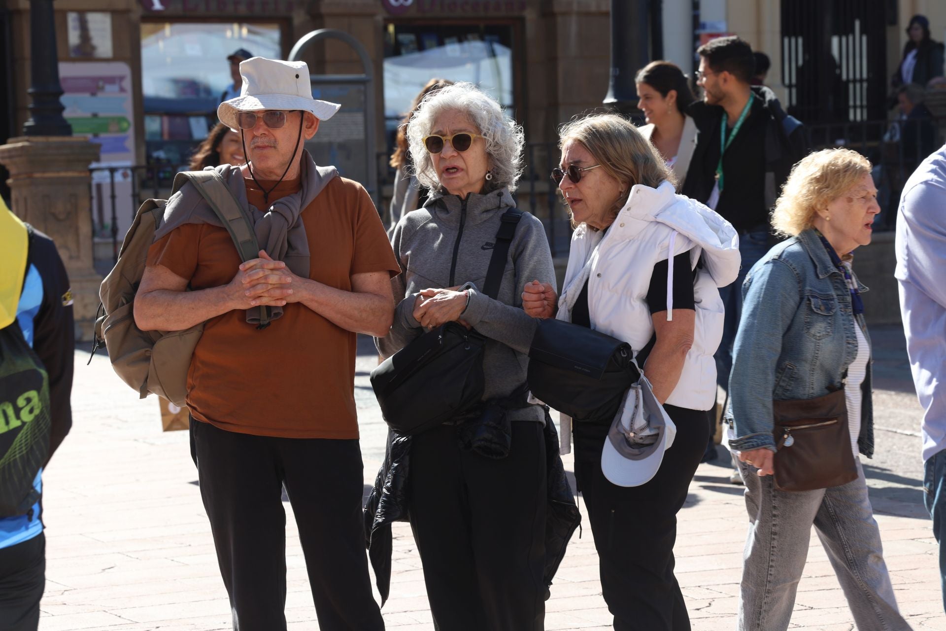 El sol y el puente llenan las calles de Asturias