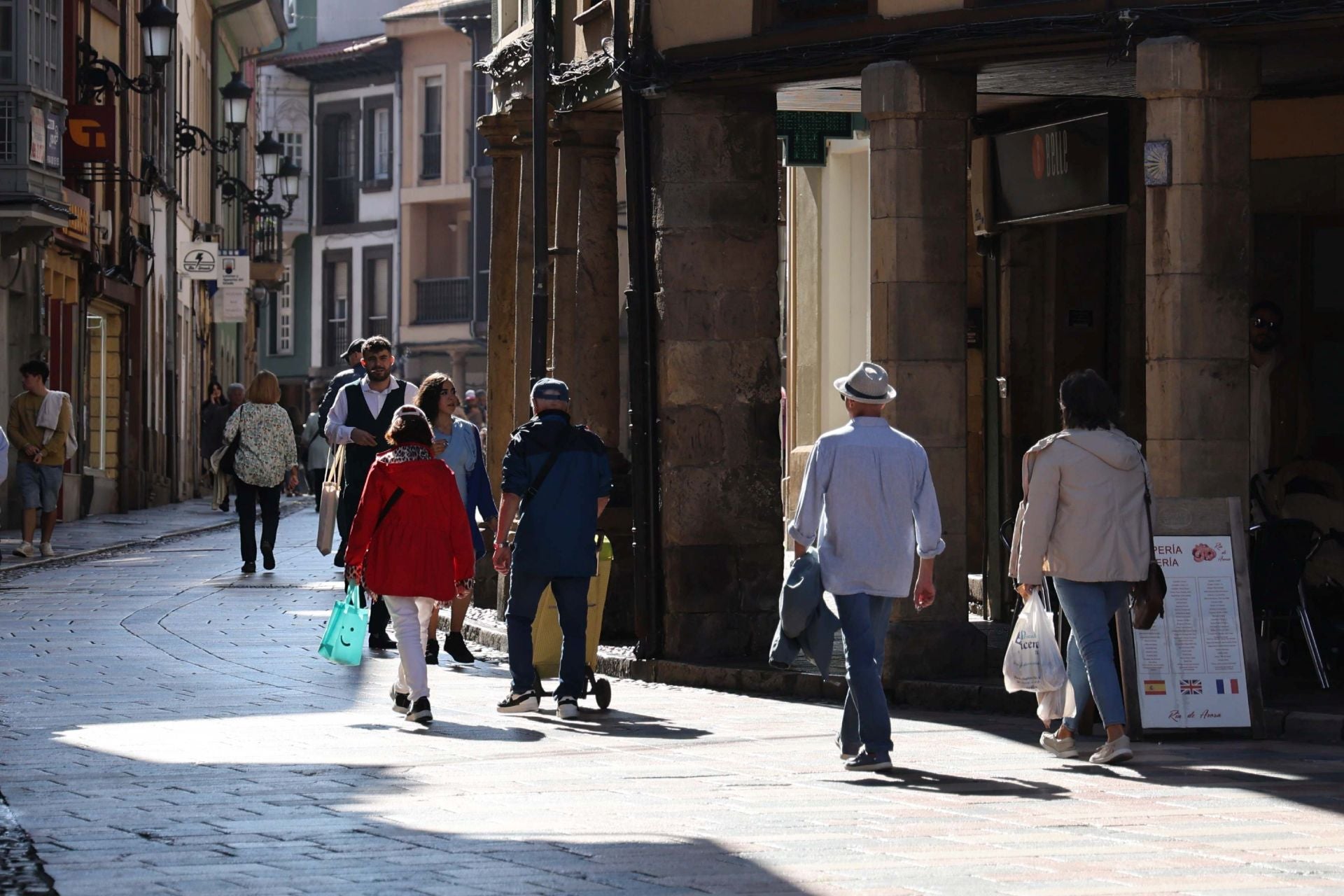 El sol y el puente llenan las calles de Asturias