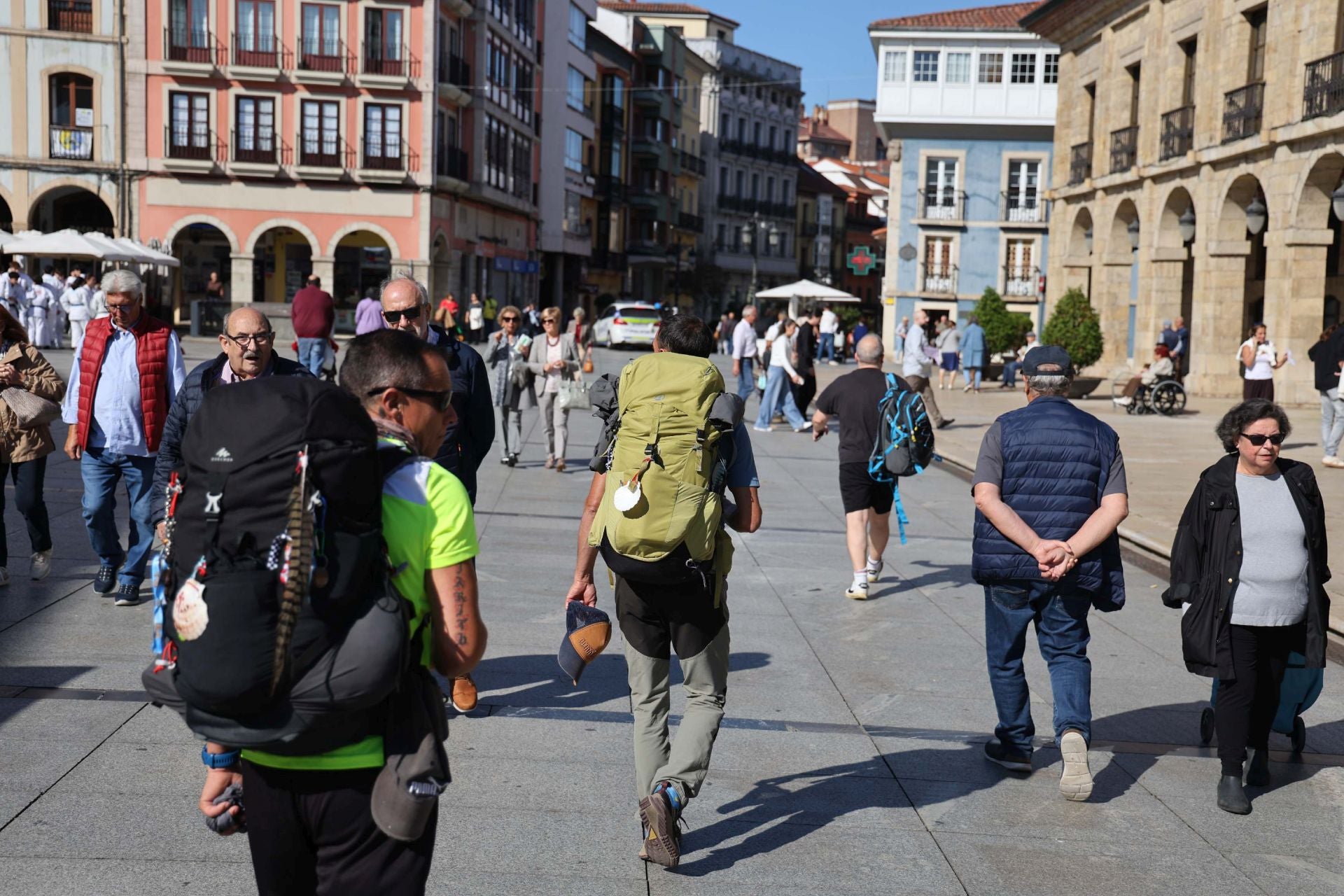 El sol y el puente llenan las calles de Asturias