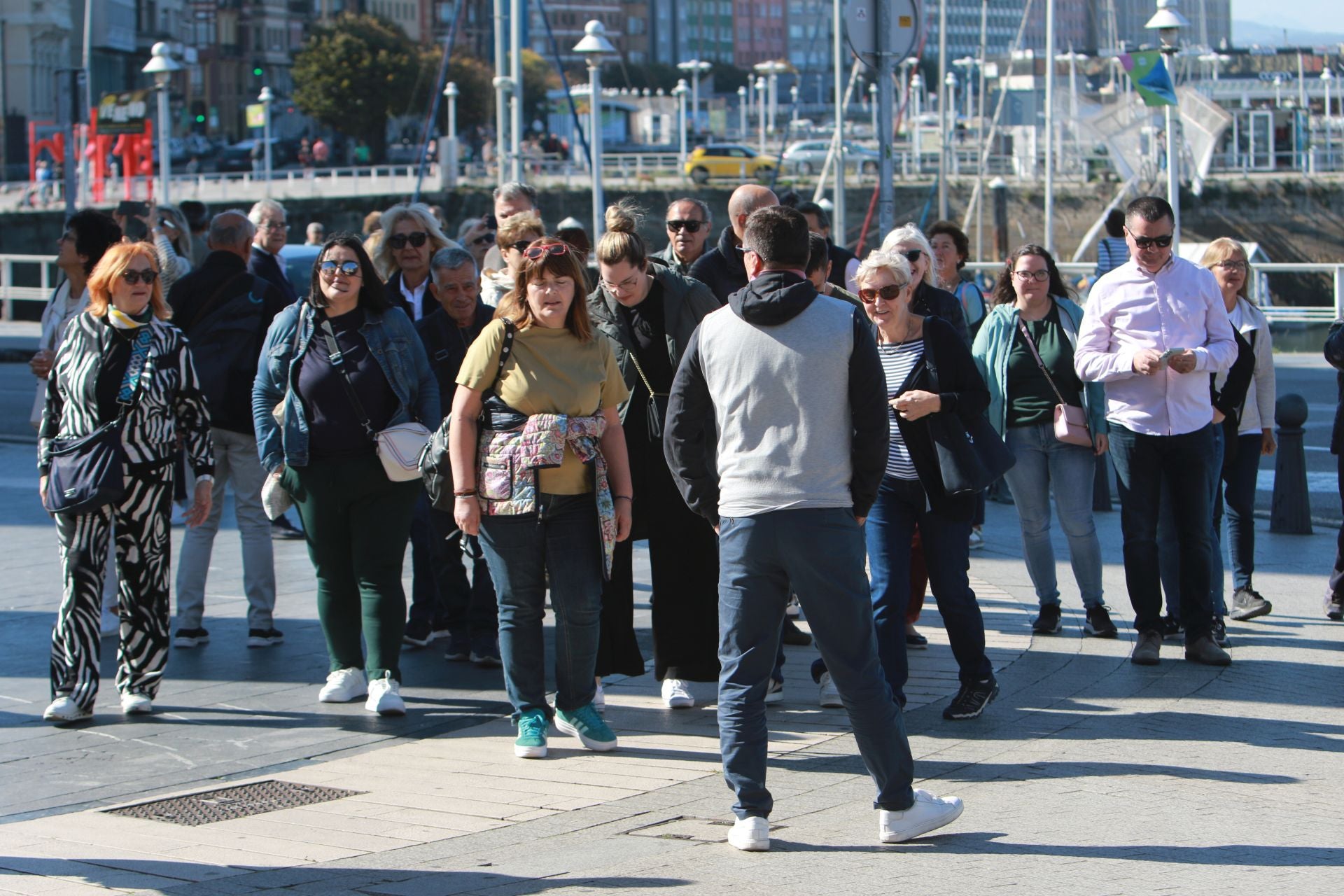 El sol y el puente llenan las calles de Asturias