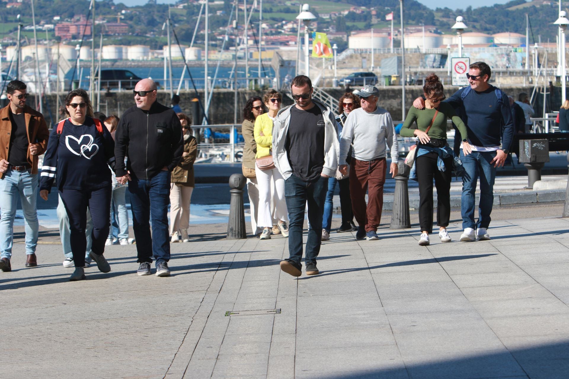 El sol y el puente llenan las calles de Asturias