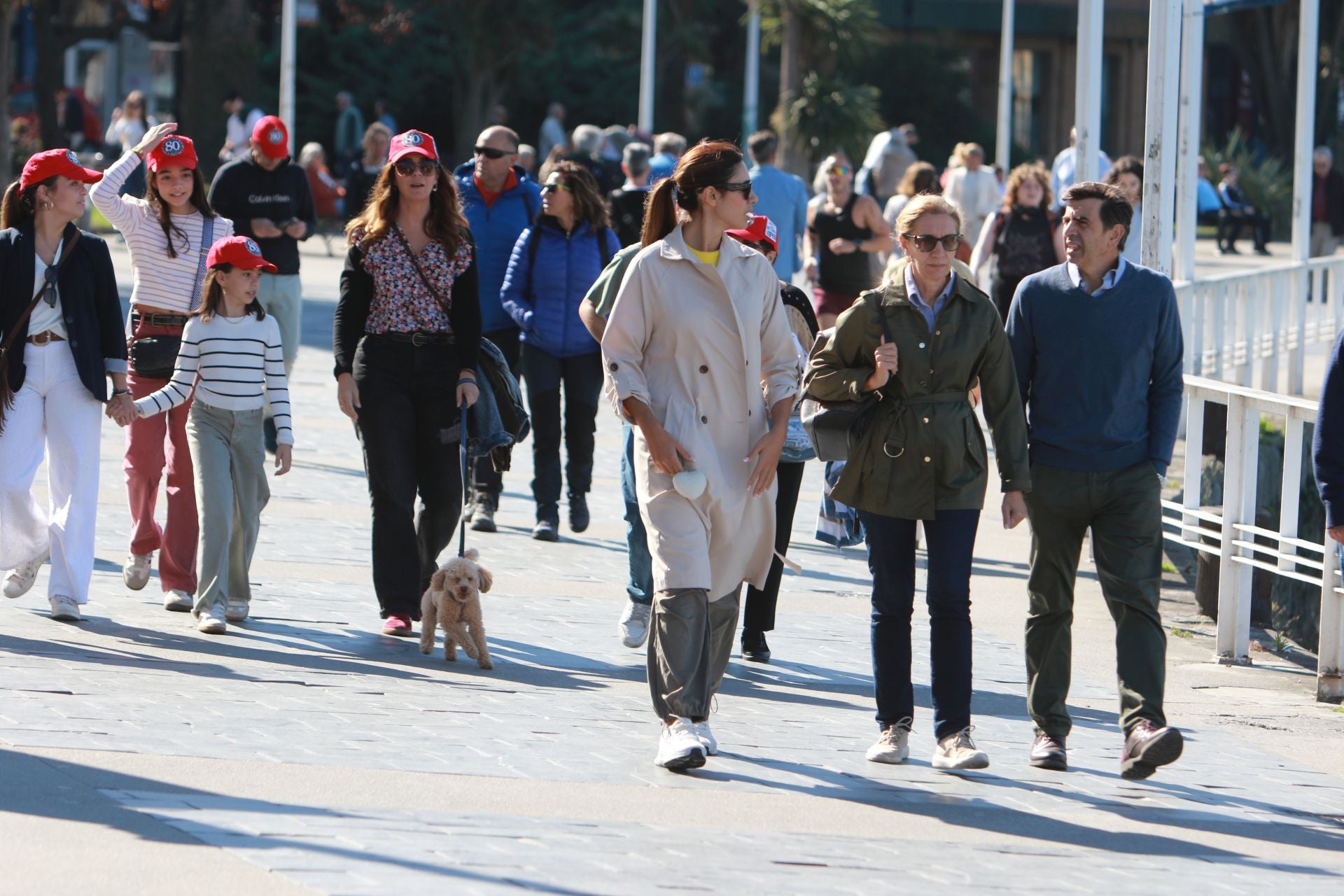El sol y el puente llenan las calles de Asturias