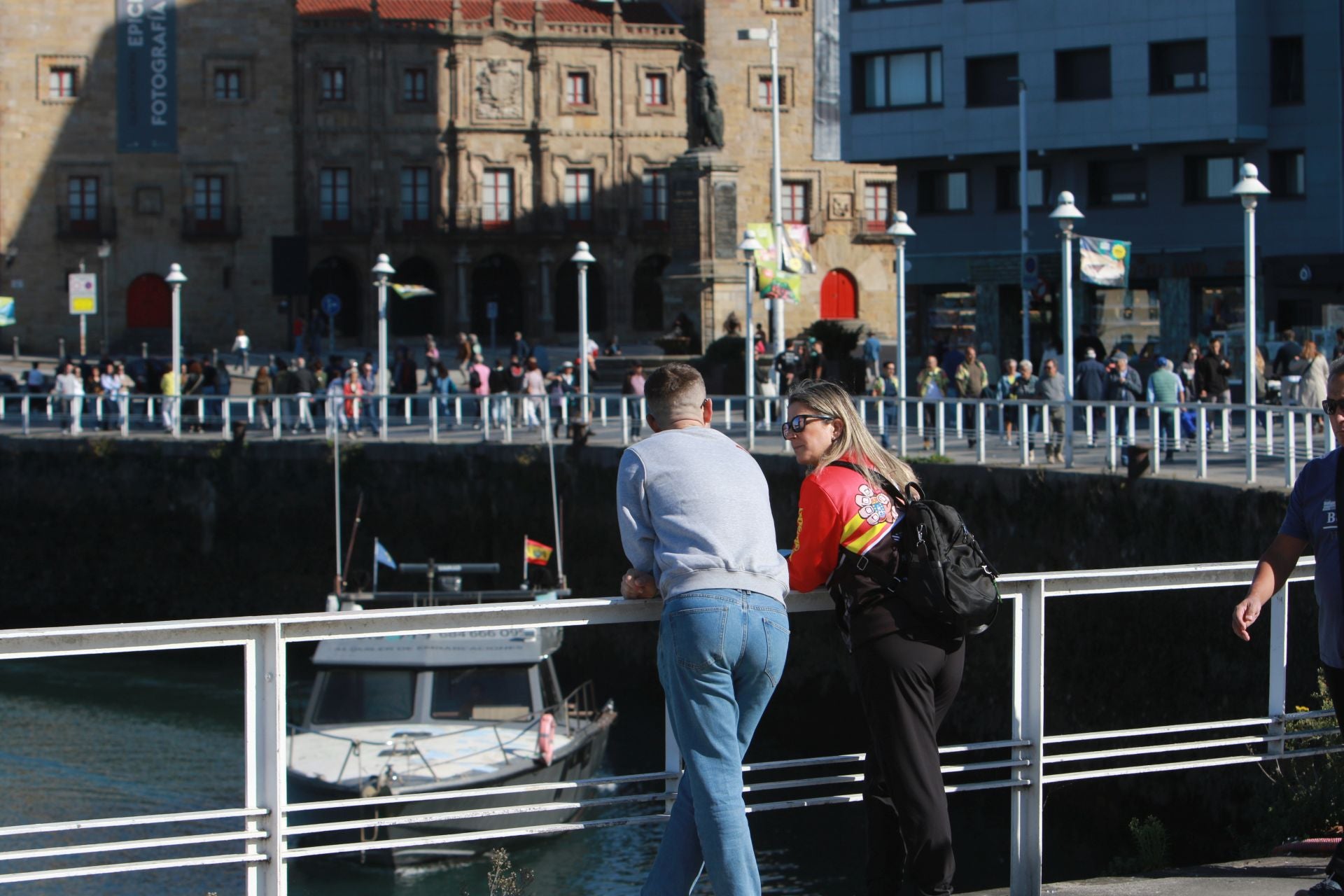 El sol y el puente llenan las calles de Asturias