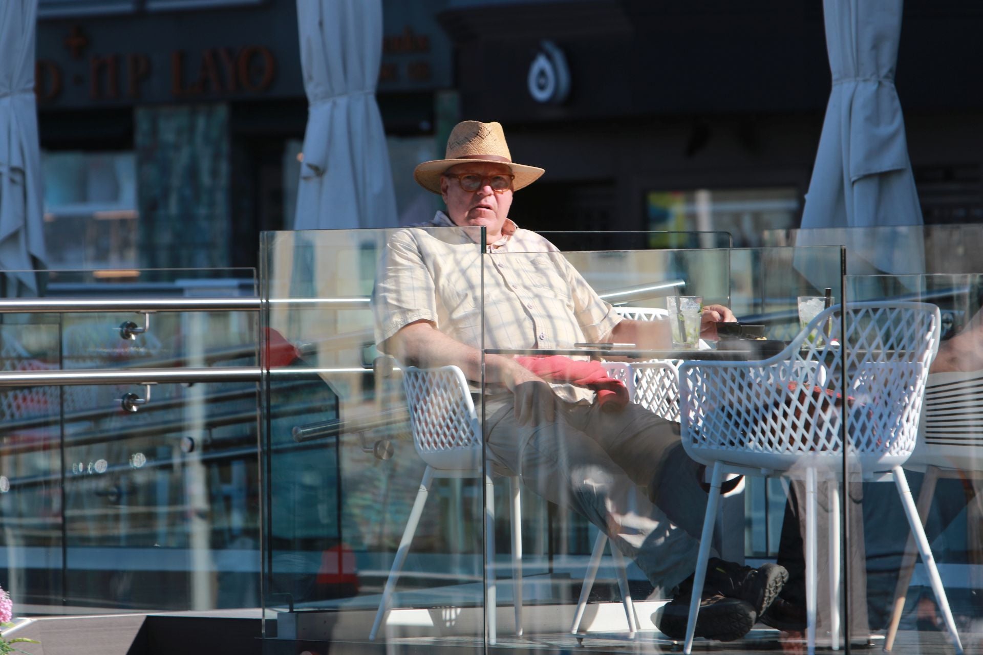 El sol y el puente llenan las calles de Asturias