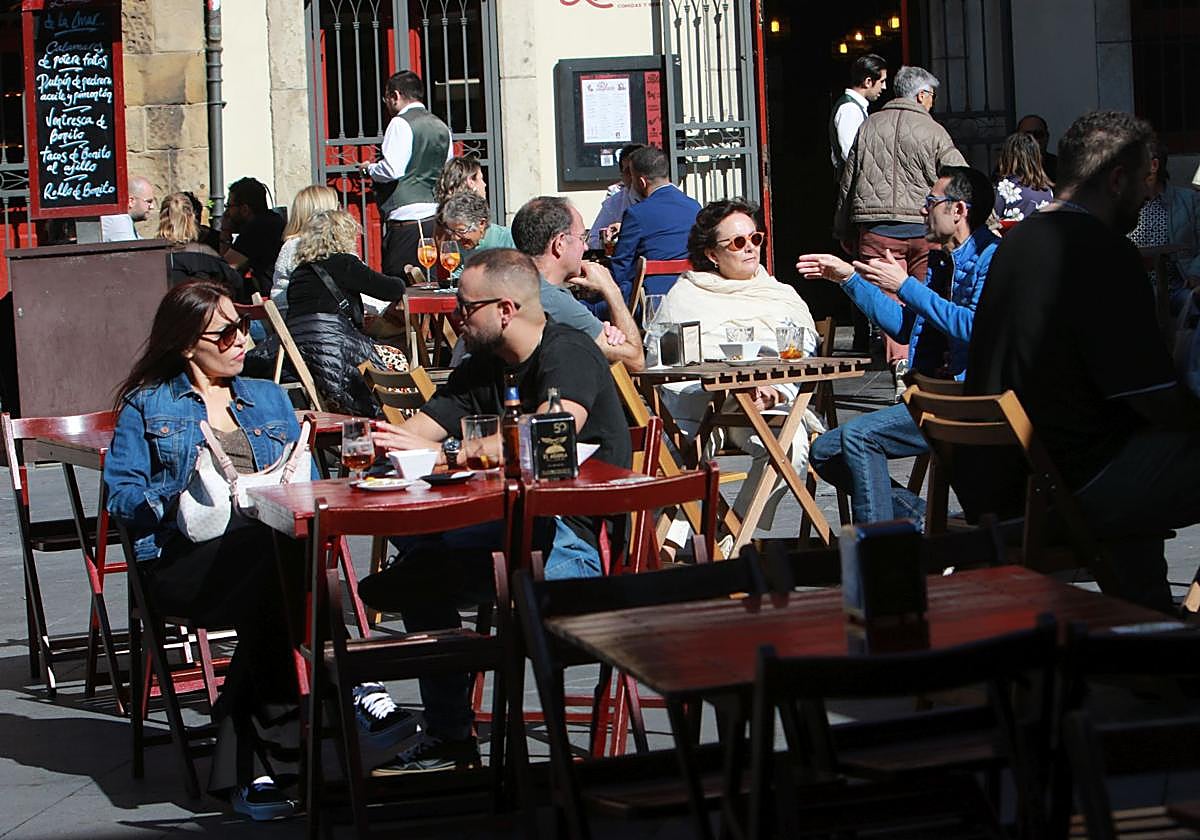 El sol y el puente llenan las calles de Asturias