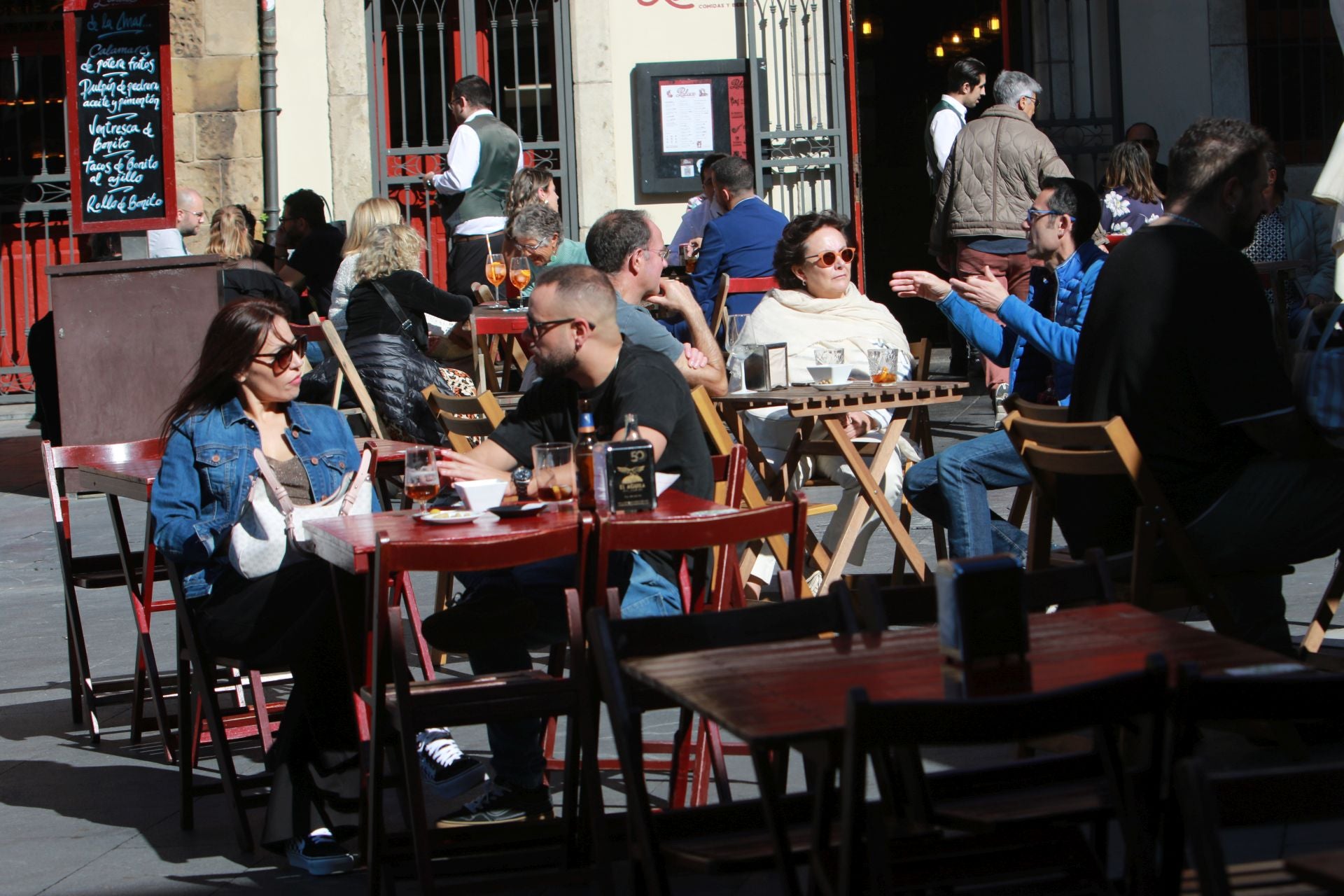 El sol y el puente llenan las calles de Asturias