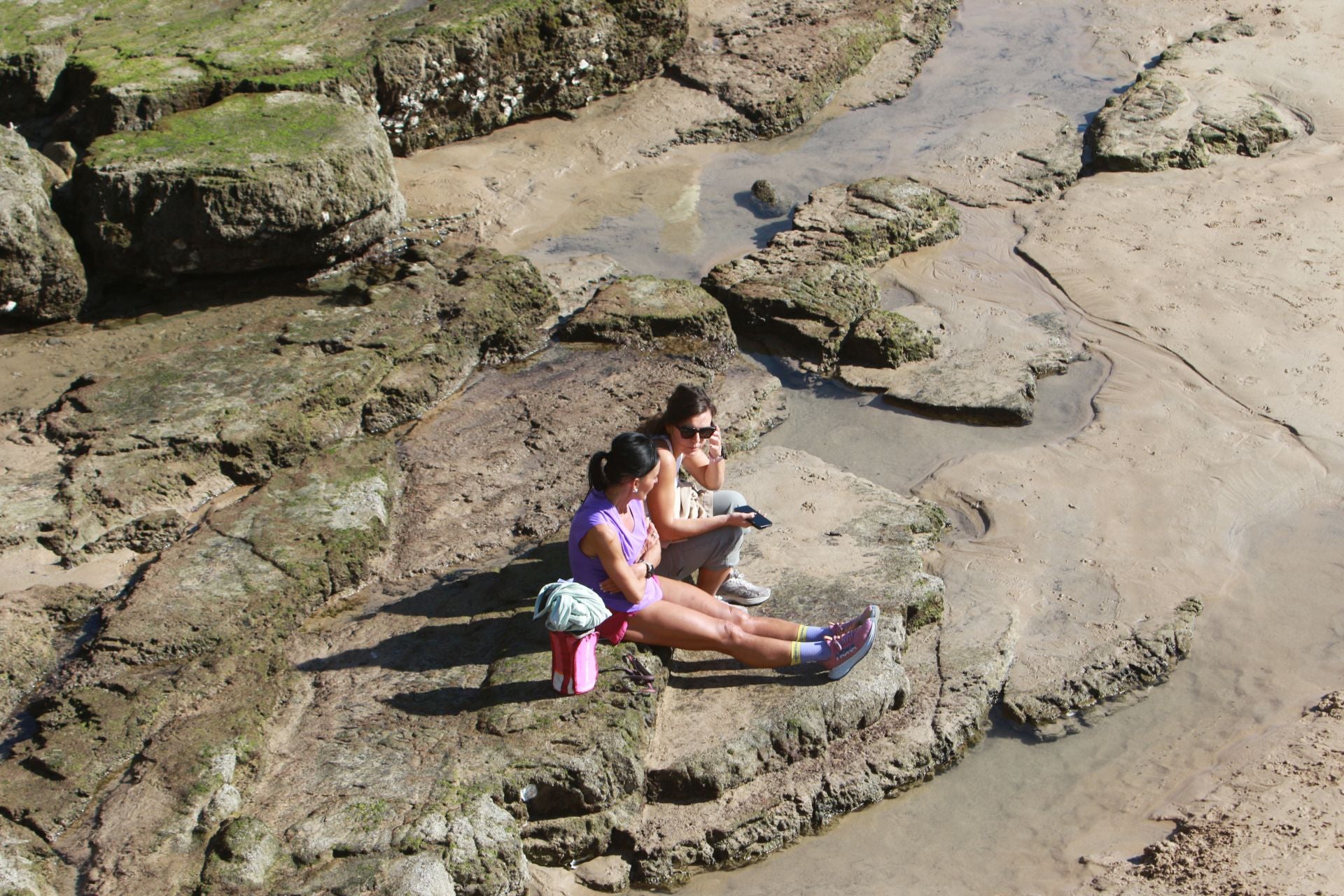El sol y el puente llenan las calles de Asturias