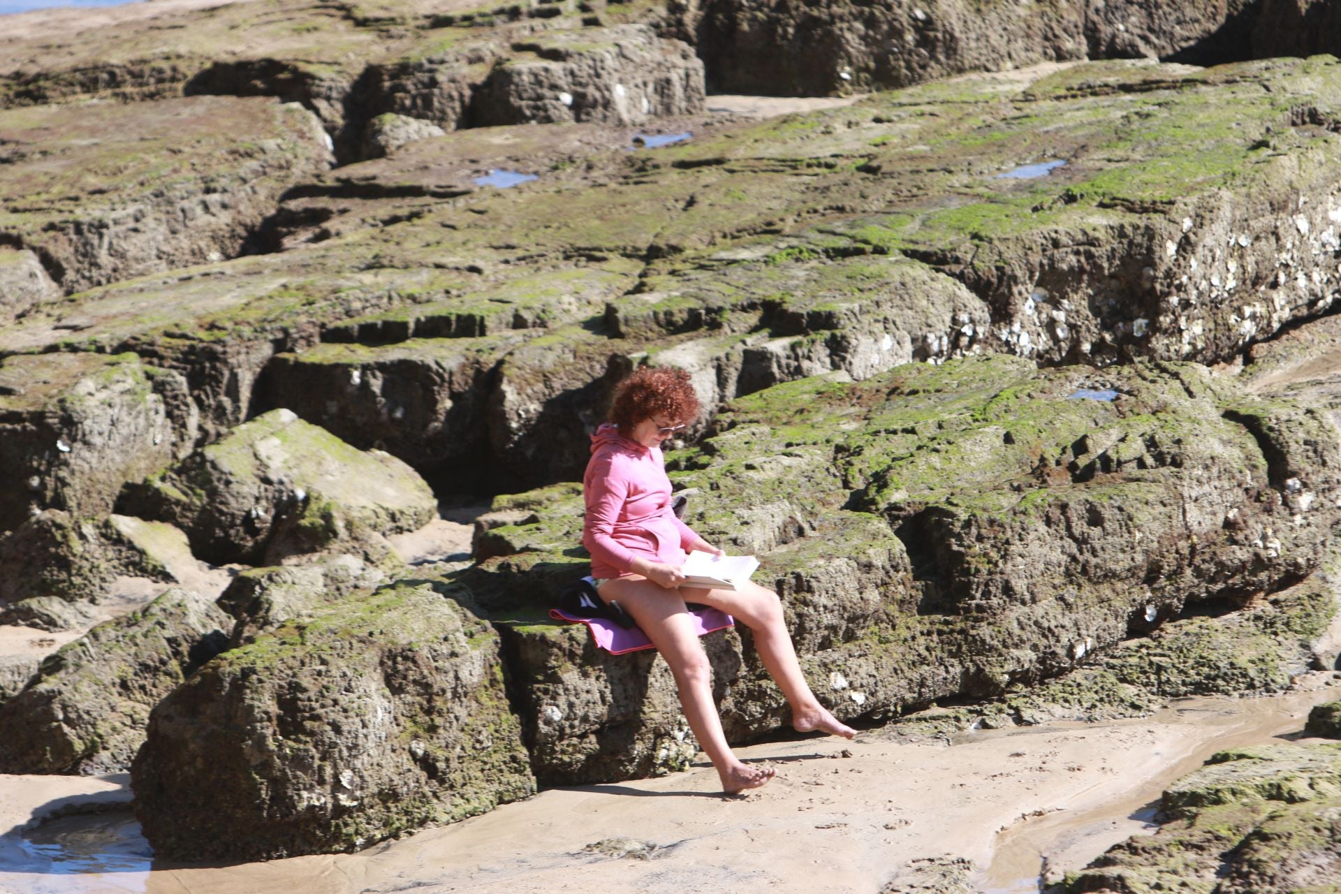 El sol y el puente llenan las calles de Asturias
