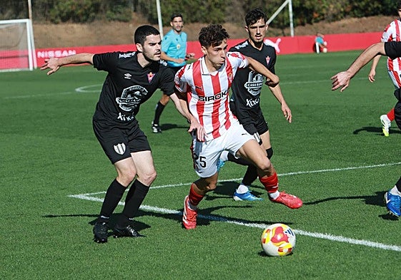 Enol Prendes avanza con el balón ante la insistencia del cearista Héctor Zuazua.