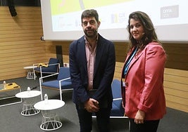 La doctora en Biomedicina y Oncología Alba Morán, con el moderador de su 'sobremesa', el periodista Eduardo Paneque.