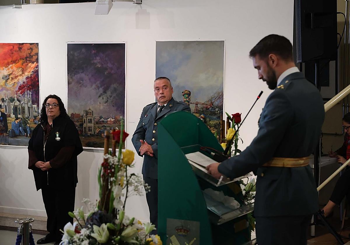 El capitán Eloy Freire, durante su intervención, ante los dos condecorados, Eva Carmona y Aurelio Tejón.