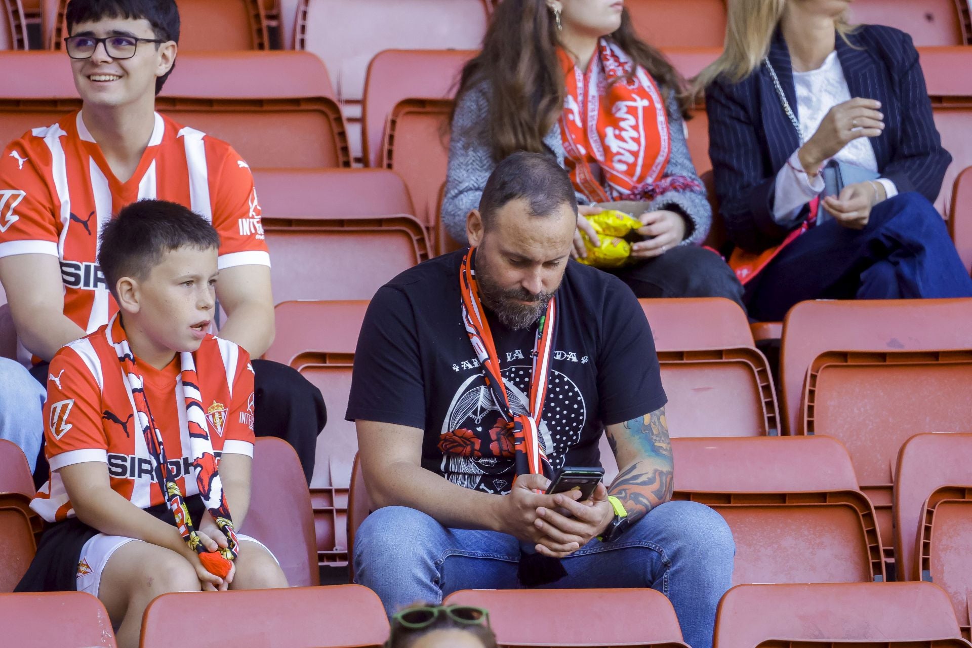¿Estuviste viendo el Sporting de Gijón - Racing de Santander? ¡Búscate en las fotos de El Molinón!