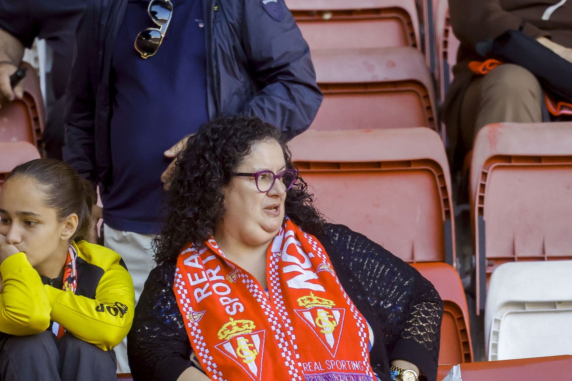 ¿Estuviste viendo el Sporting de Gijón - Racing de Santander? ¡Búscate en las fotos de El Molinón!