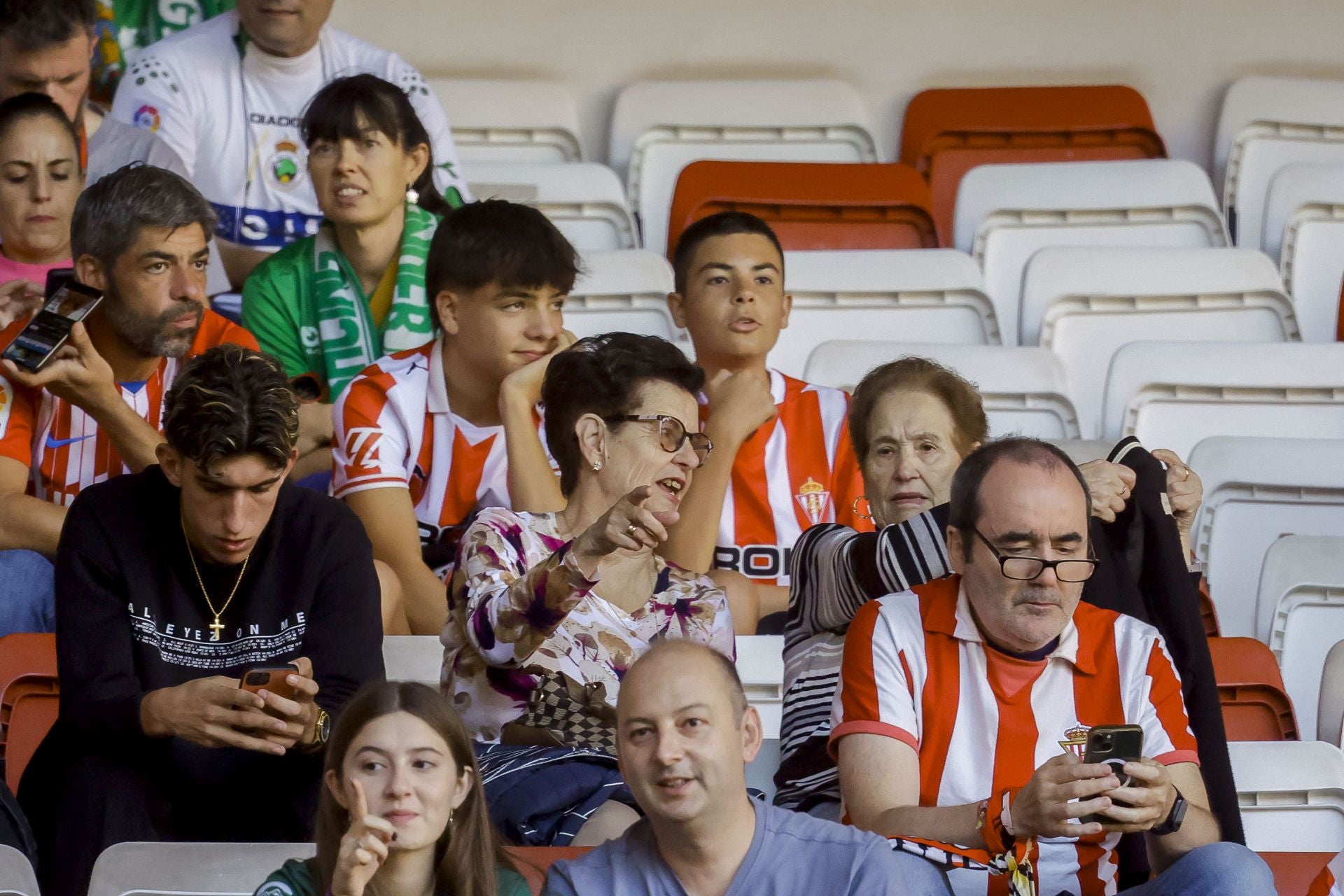 ¿Estuviste viendo el Sporting de Gijón - Racing de Santander? ¡Búscate en las fotos de El Molinón!