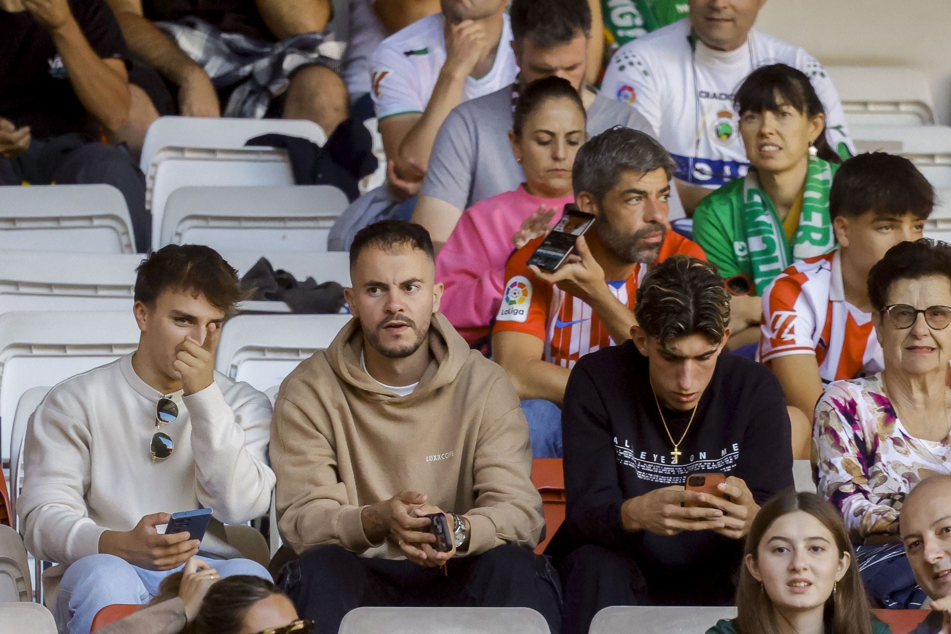 ¿Estuviste viendo el Sporting de Gijón - Racing de Santander? ¡Búscate en las fotos de El Molinón!